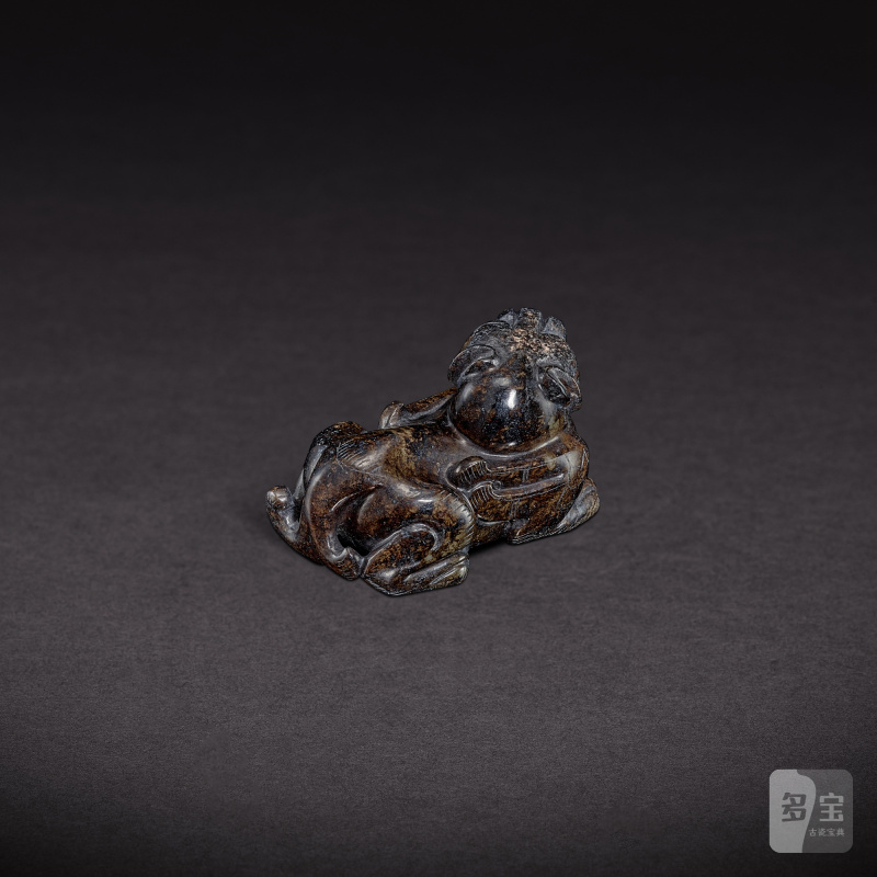 A pale celadon and russet jade mythical beast, Ming dynasty | 明 青白玉瑞獸 - 图2